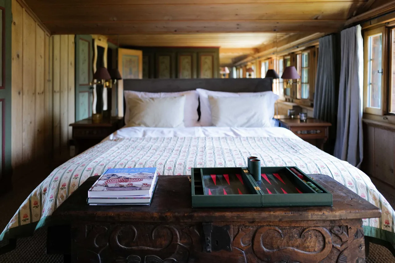Swiss Chalet Near Gstaad: Luxury, Spa & Views photo 2