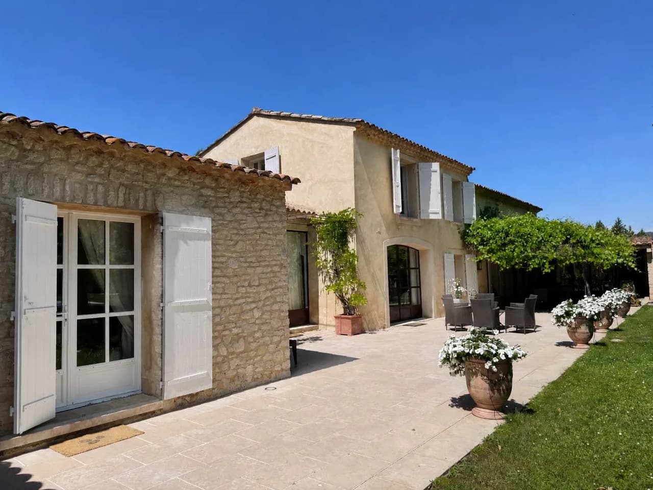 Charming Five Bedroom Villa in Lagnes photo 3