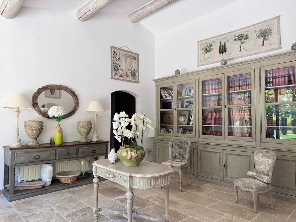 Charming Five Bedroom Villa in Lagnes photo 4