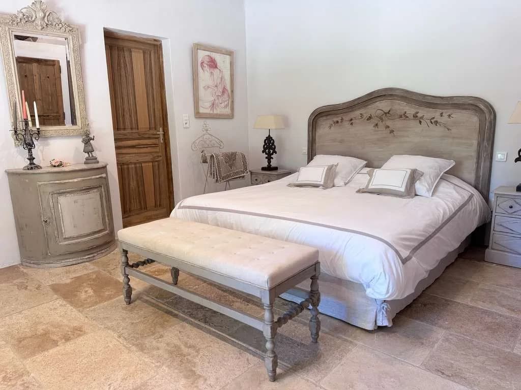 Charming Five Bedroom Villa in Lagnes photo 5