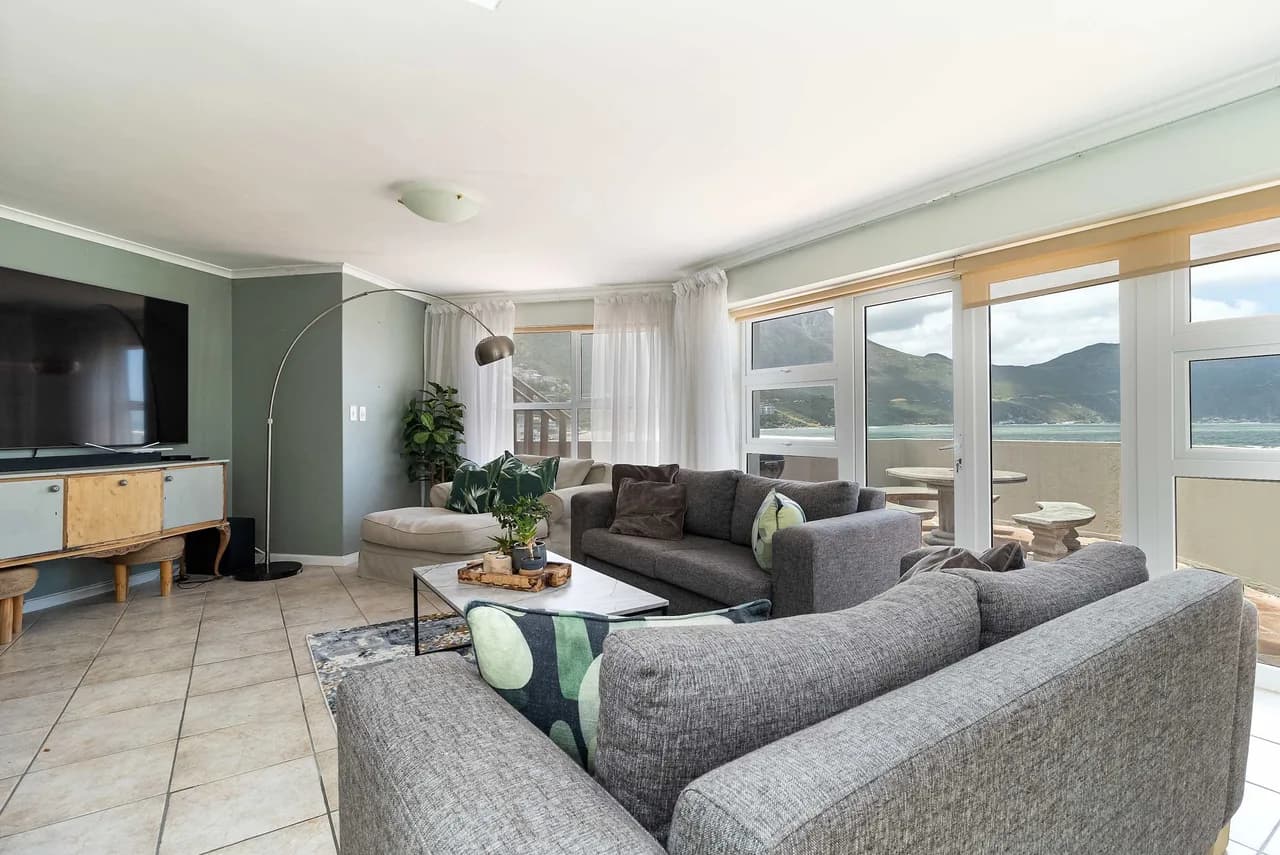Beachfront Three-Bedroom Villa in Hout Bay