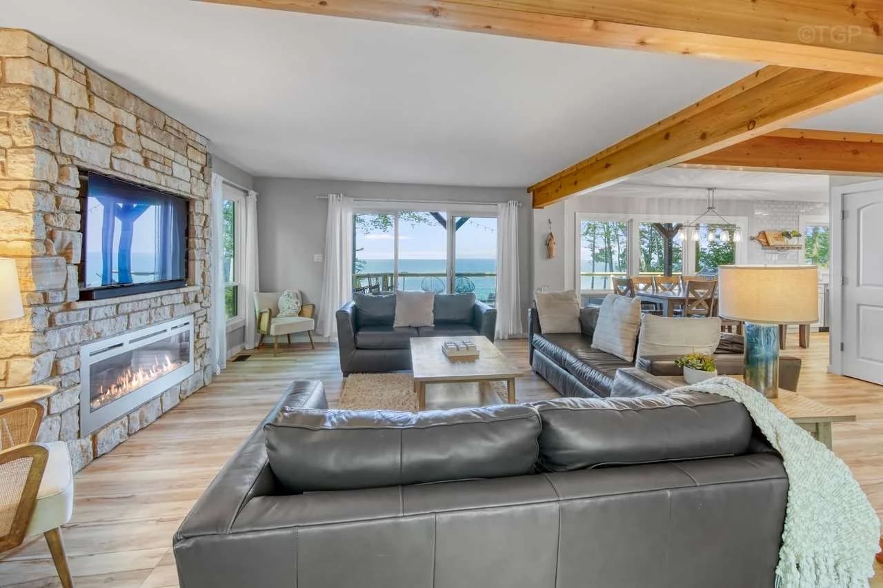 Lakefront Six Bedroom Villa in Lake Michigan Shore photo 3