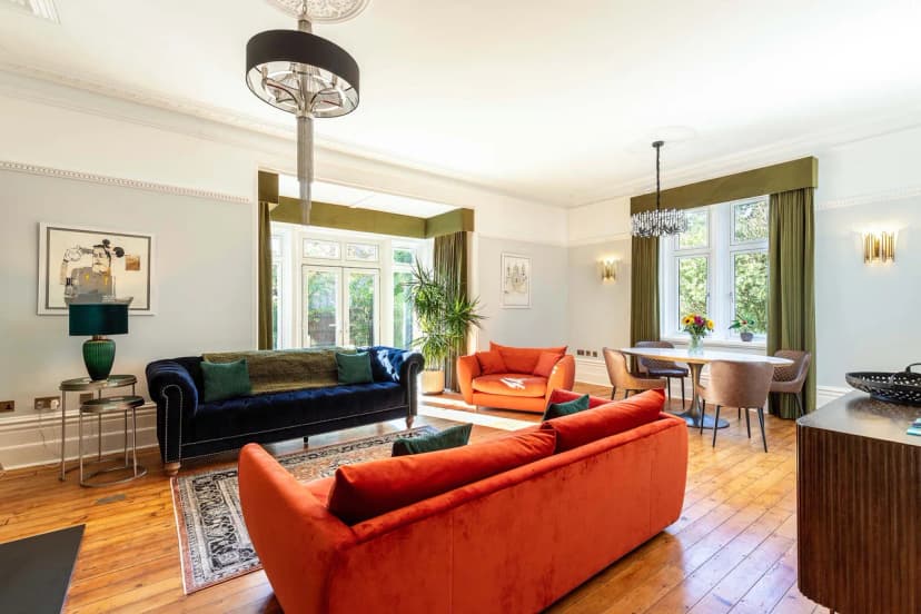 Historic Three Bedroom Home Near Thames in England