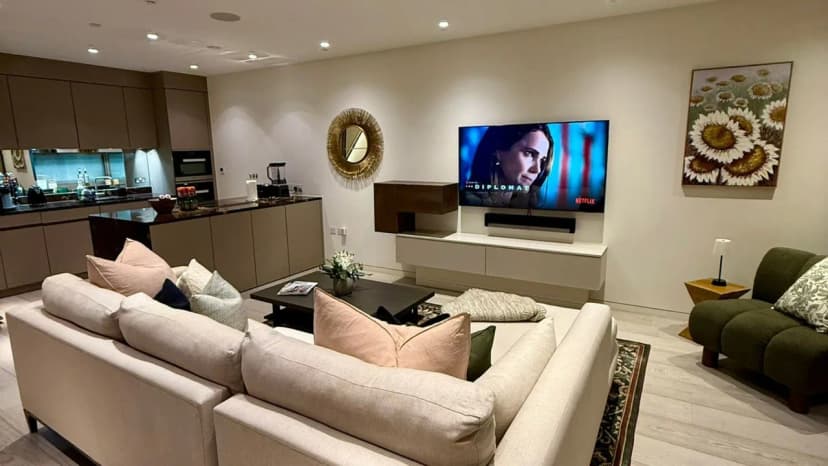 Stylish London Home With Private Garage