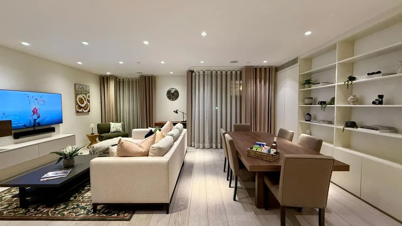 Stylish London Home With Private Garage photo 2