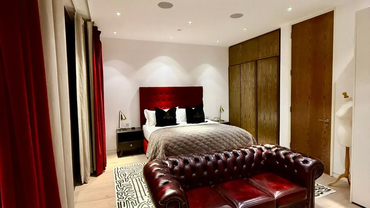 Stylish London Home With Private Garage photo 3