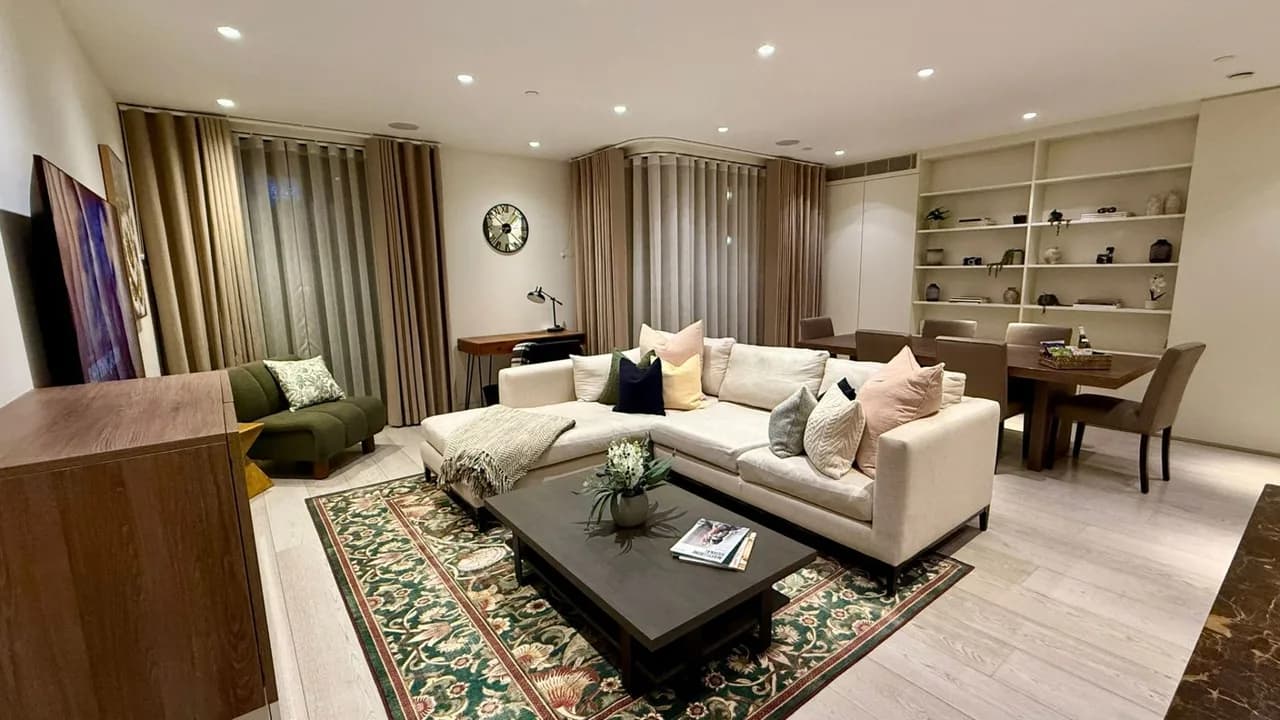 Stylish London Home With Private Garage photo 4