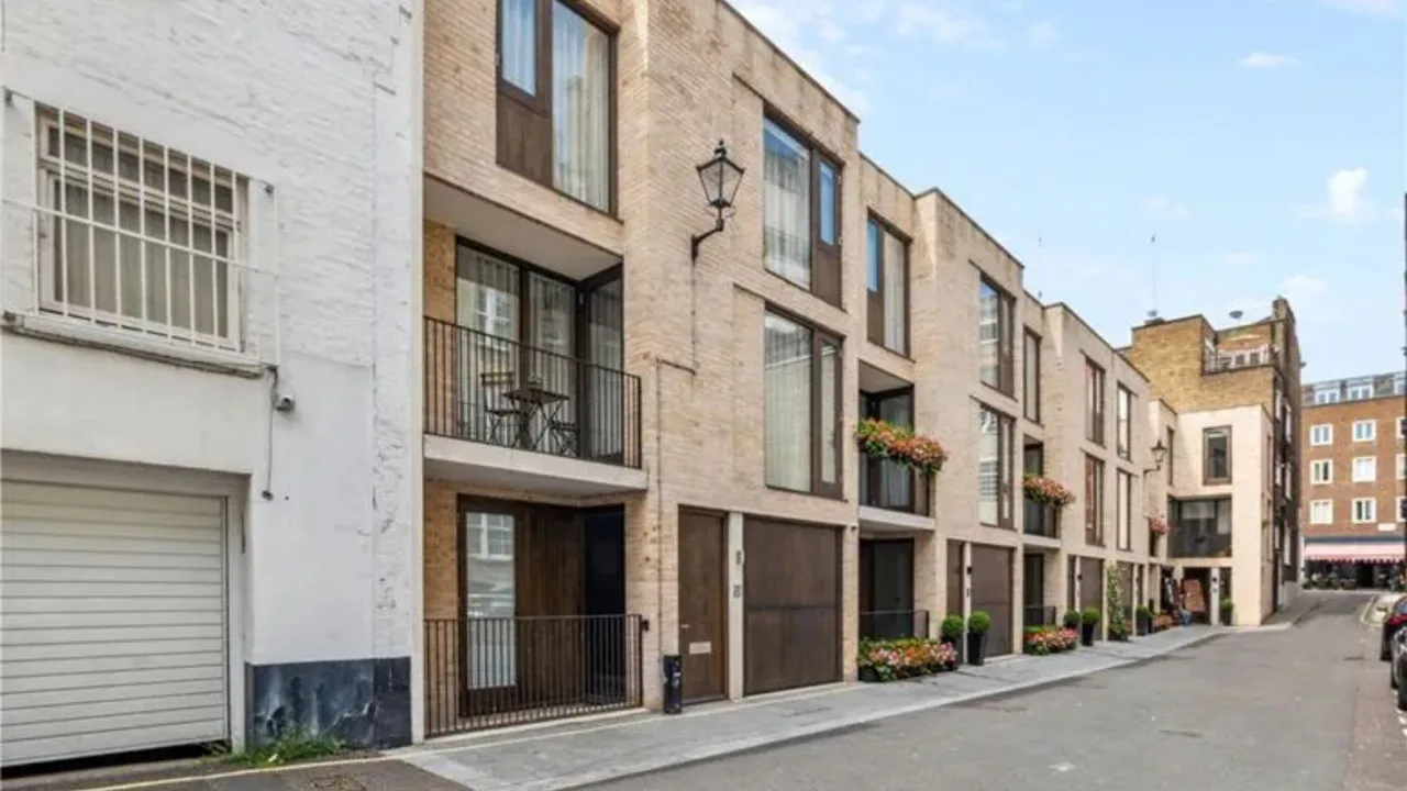 Stylish London Home With Private Garage photo 5
