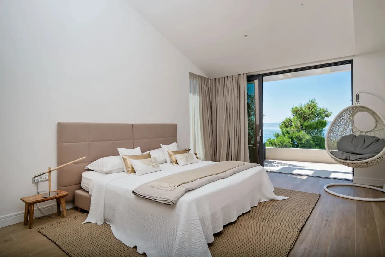 Exclusive Seaside Villa With Infinity Pool photo 3