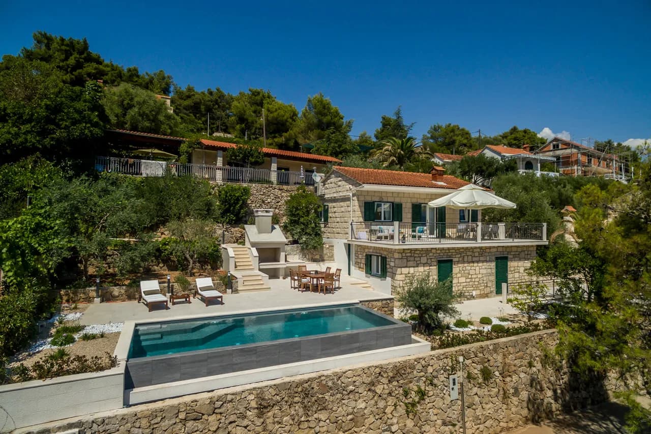 Elegant Villa With Solar-heated Pool