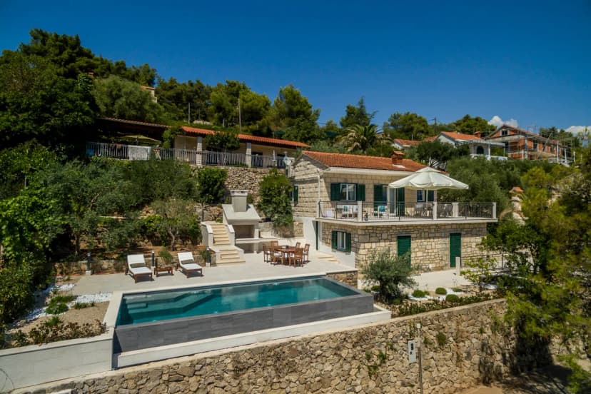 Elegant Villa With Solar-heated Pool