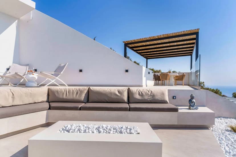 Stylish Villa With Mesmerizing Ocean Views