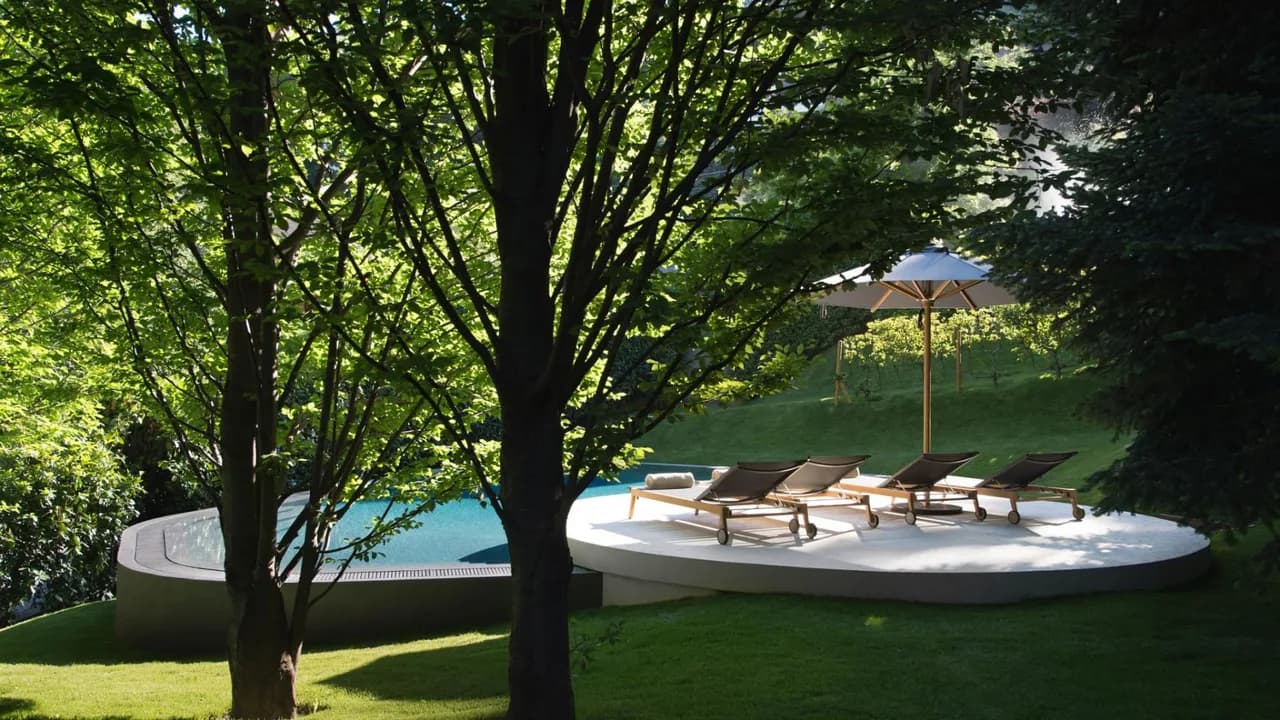 Elegant Villa With Scenic Lake Retreat photo 4