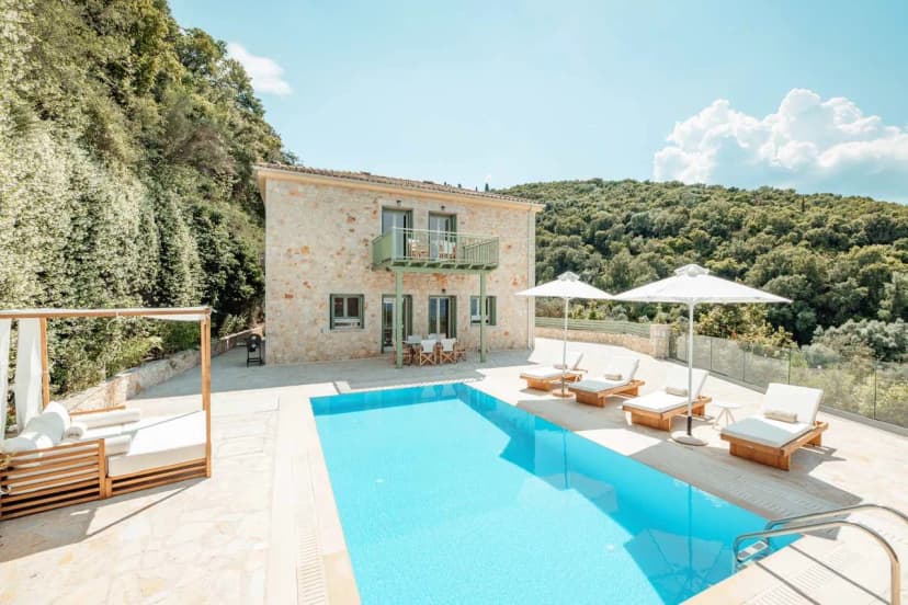 Lavish Villa With Sunbeds and Pool