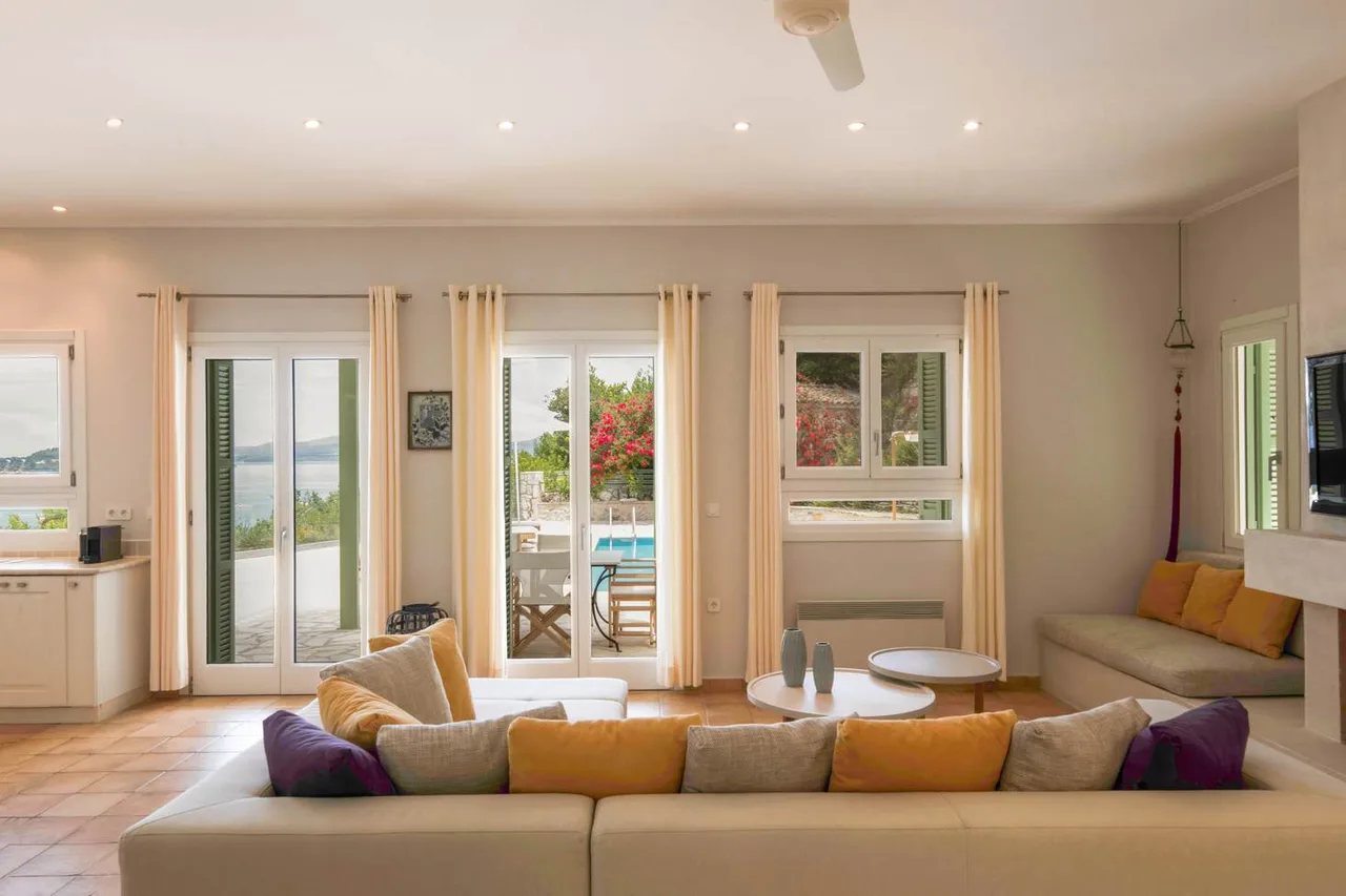 Lavish Villa With Sunbeds and Pool photo 2