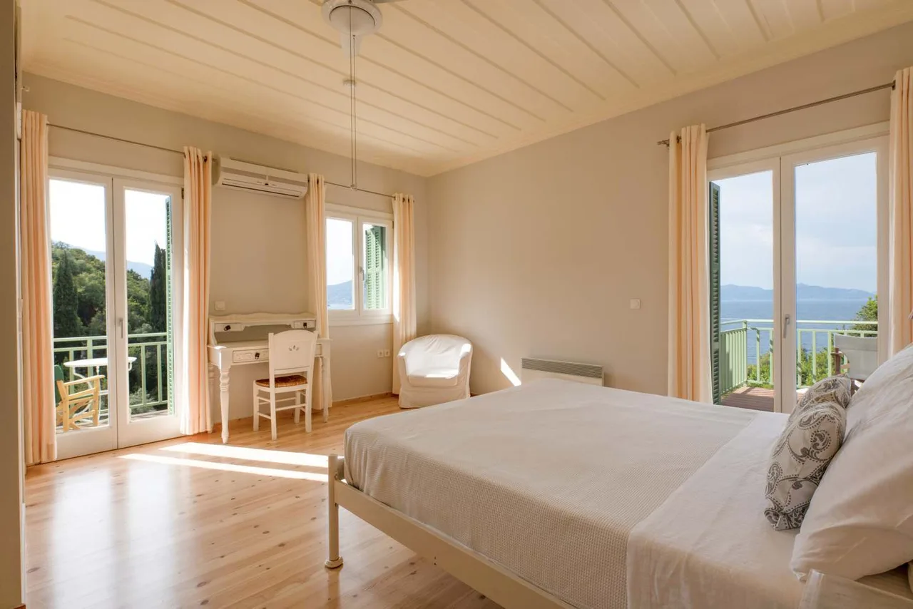 Lavish Villa With Sunbeds and Pool photo 3