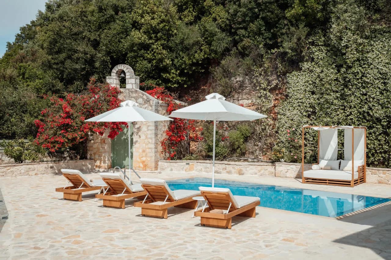Lavish Villa With Sunbeds and Pool photo 4
