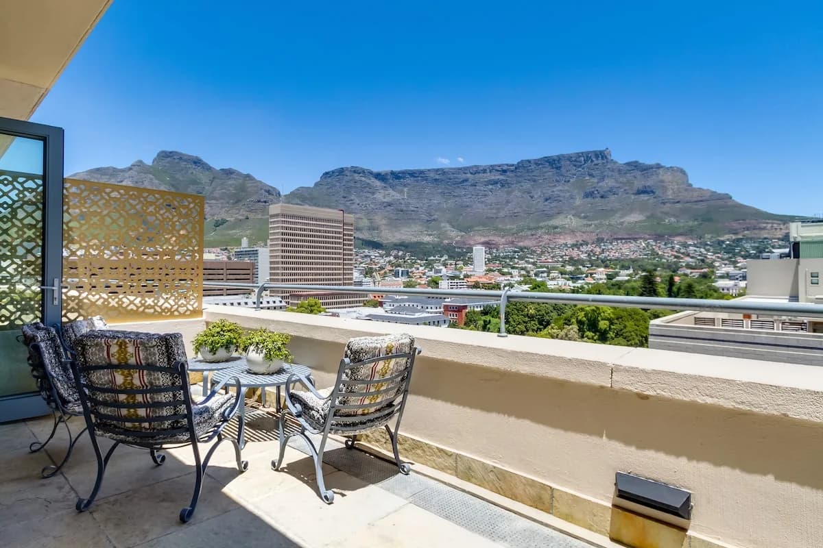 Chic Three Bedroom Apartment in Cape Town photo 2