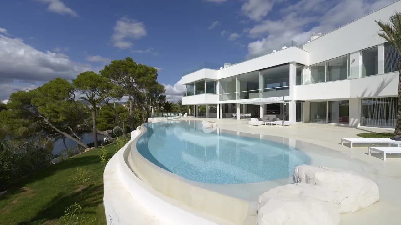 Magnificent Seaside Villa With Whirlpool
