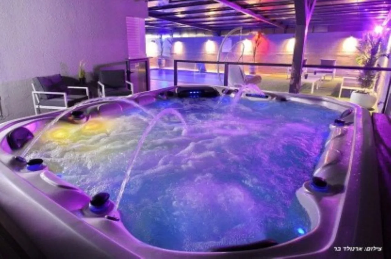 Luxury Retreat W/ Pool, Jacuzzi & Entertainment photo 2