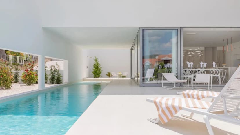 High-end Villa With Glass Walls