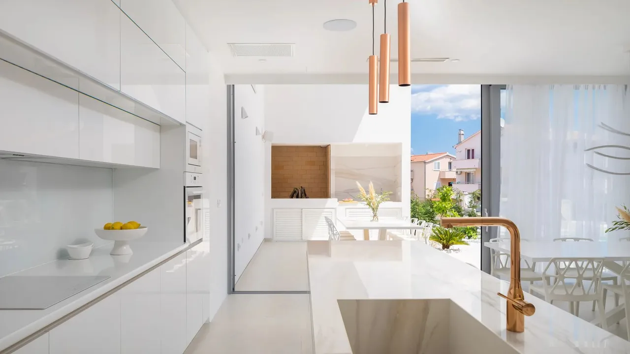 High-end Villa With Glass Walls photo 3