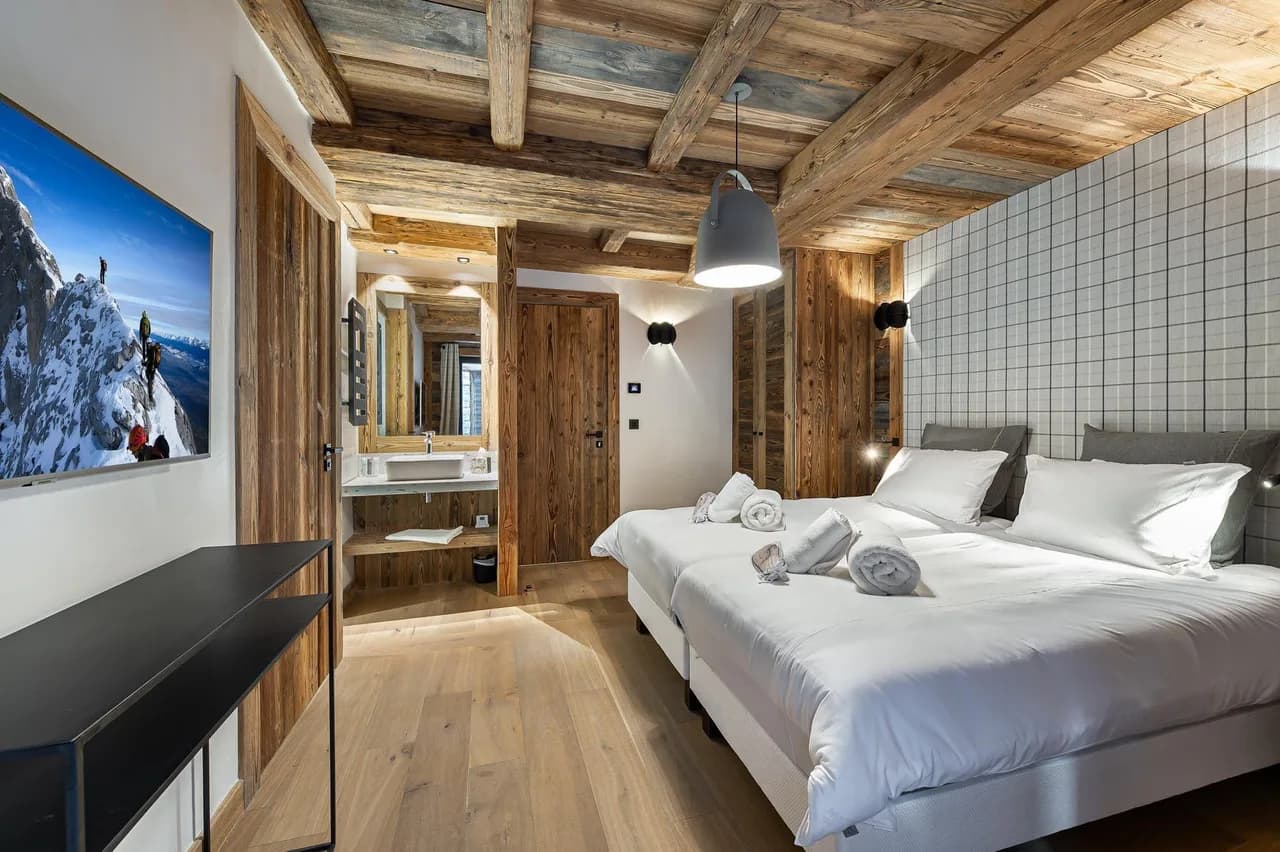 Charming Chalet With Solaise Mountain Views photo 2