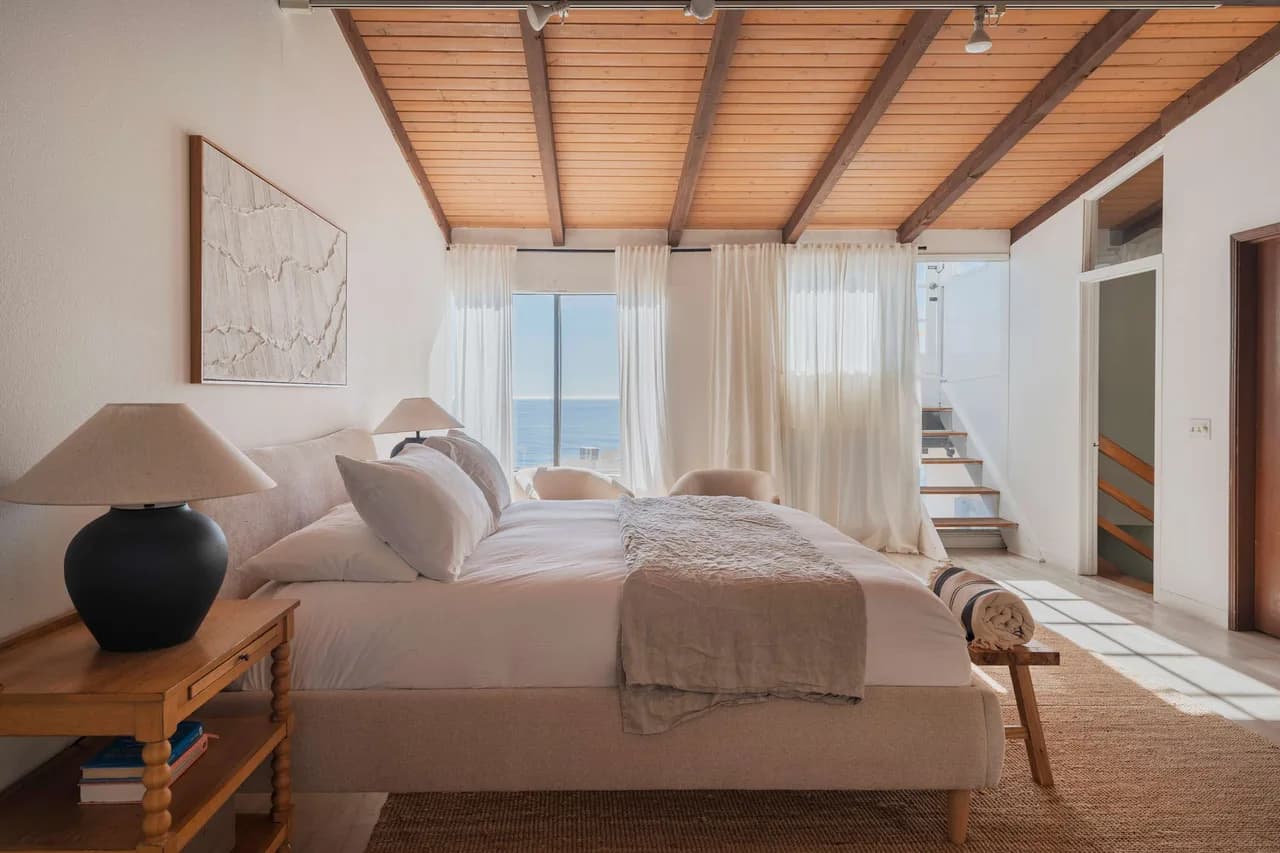 Beachfront Four Bedroom Bungalow in Malibu California photo 2