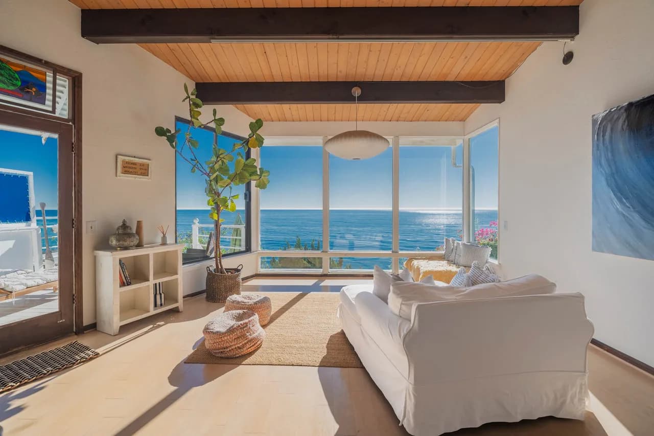 Beachfront Four Bedroom Bungalow in Malibu California photo 3
