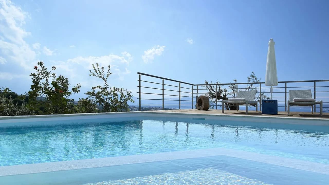 Indulgent Comfort With Sweeping Views photo 4