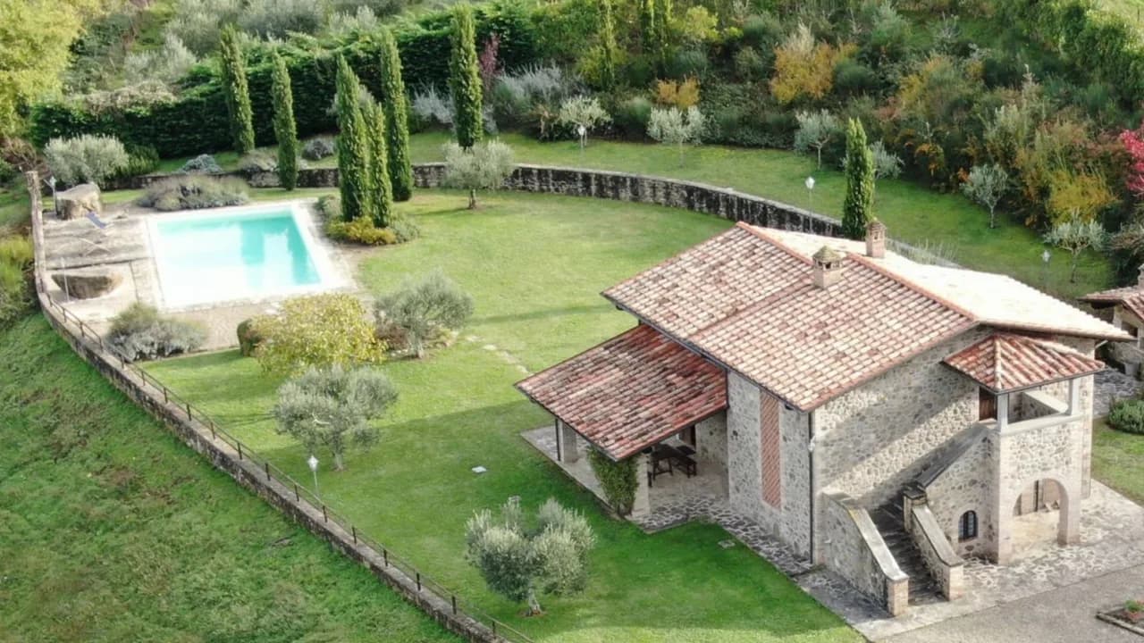 Umbrian Charm With Poolside Relaxation