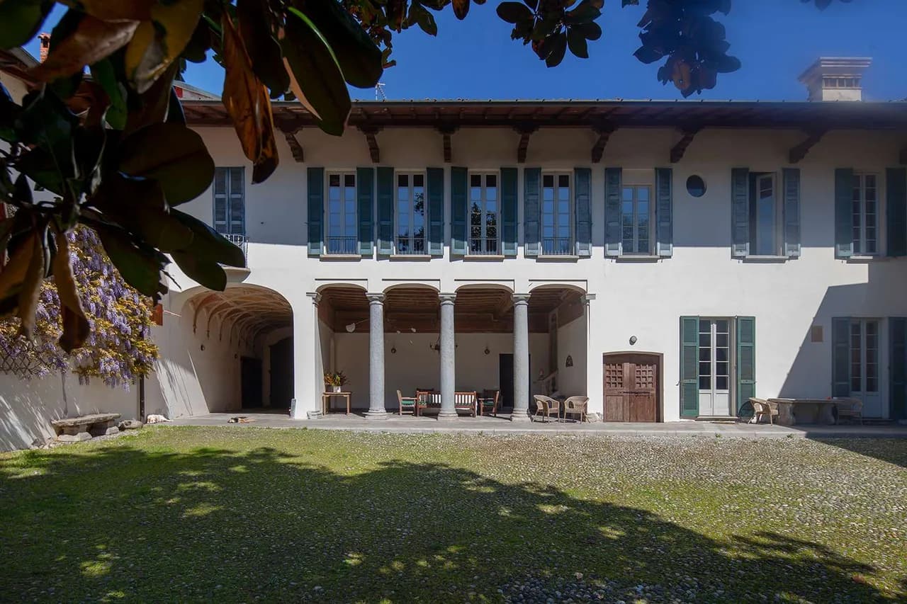 Stunning Historic Villa With Lake Varese View photo 2