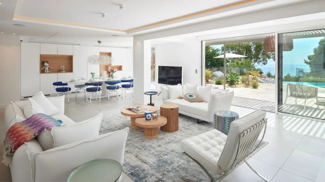 Sophisticated Villa With Spacious Layout photo 2