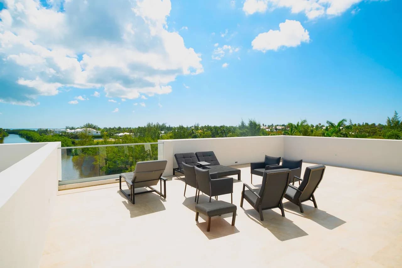 Waterfront Three Bedroom Penthouse in Cayman photo 5