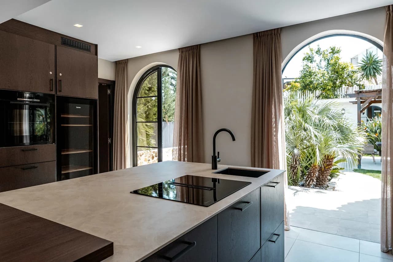 Contemporary Three-Bedroom Villa in Marbella photo 2