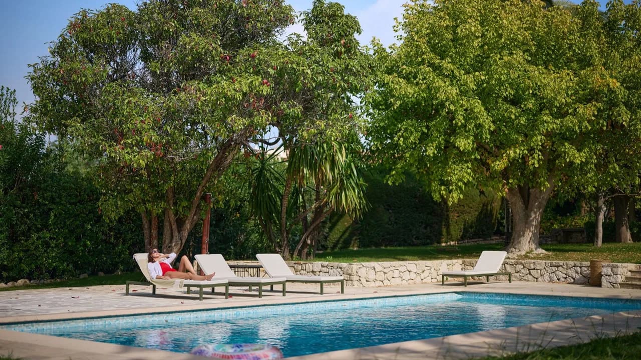 Poolside Relaxation in Sunny Provence photo 4