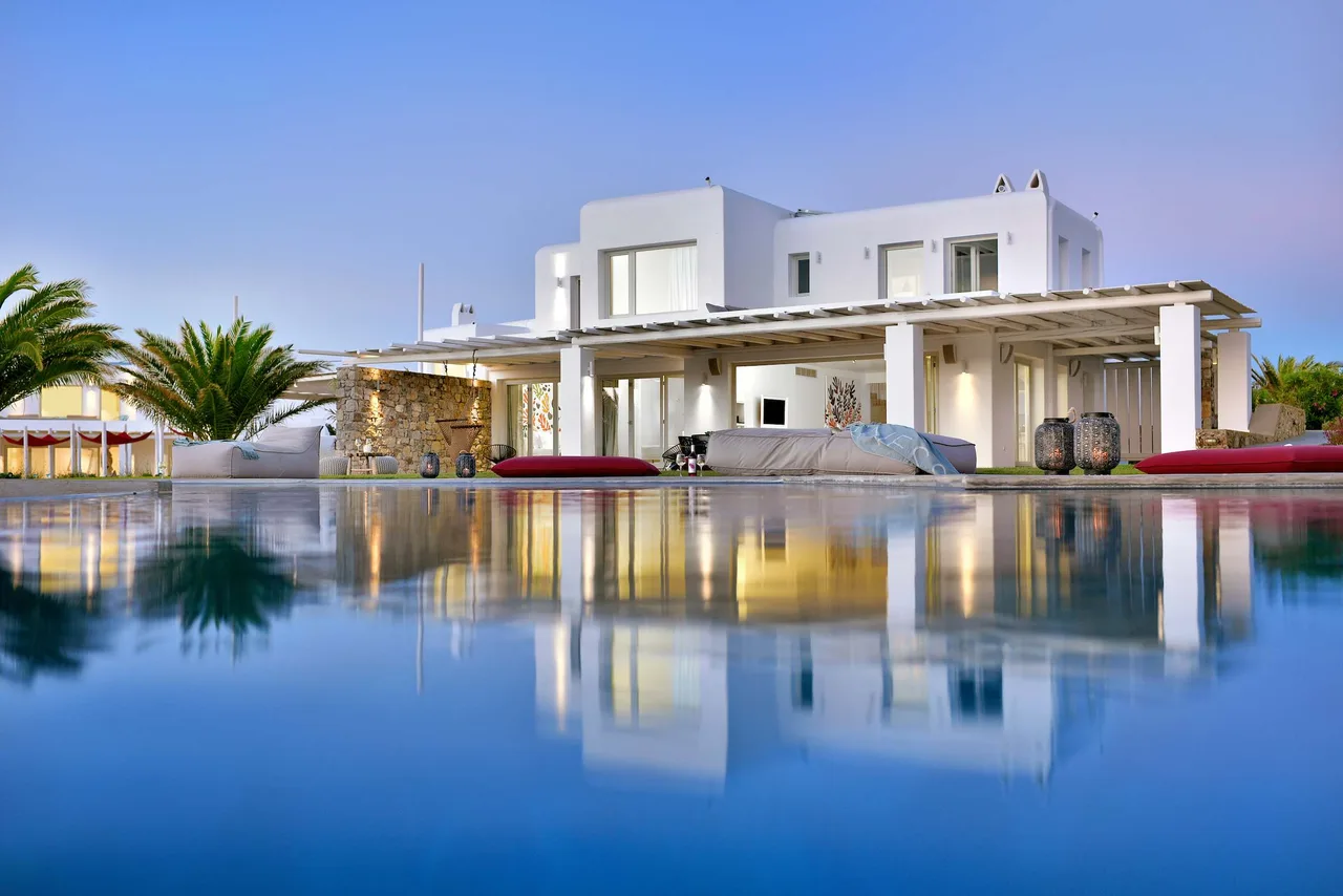 Lavish Mykonos Resort With Infinity Pools