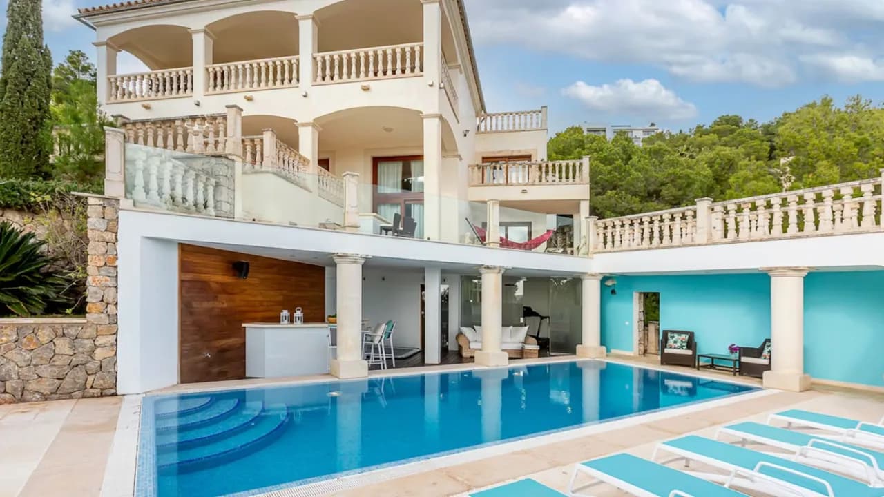Luxurious Villa With Private Pool & Sauna