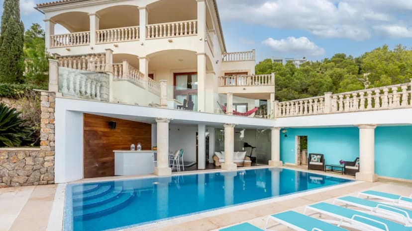 Luxurious Villa With Private Pool & Sauna