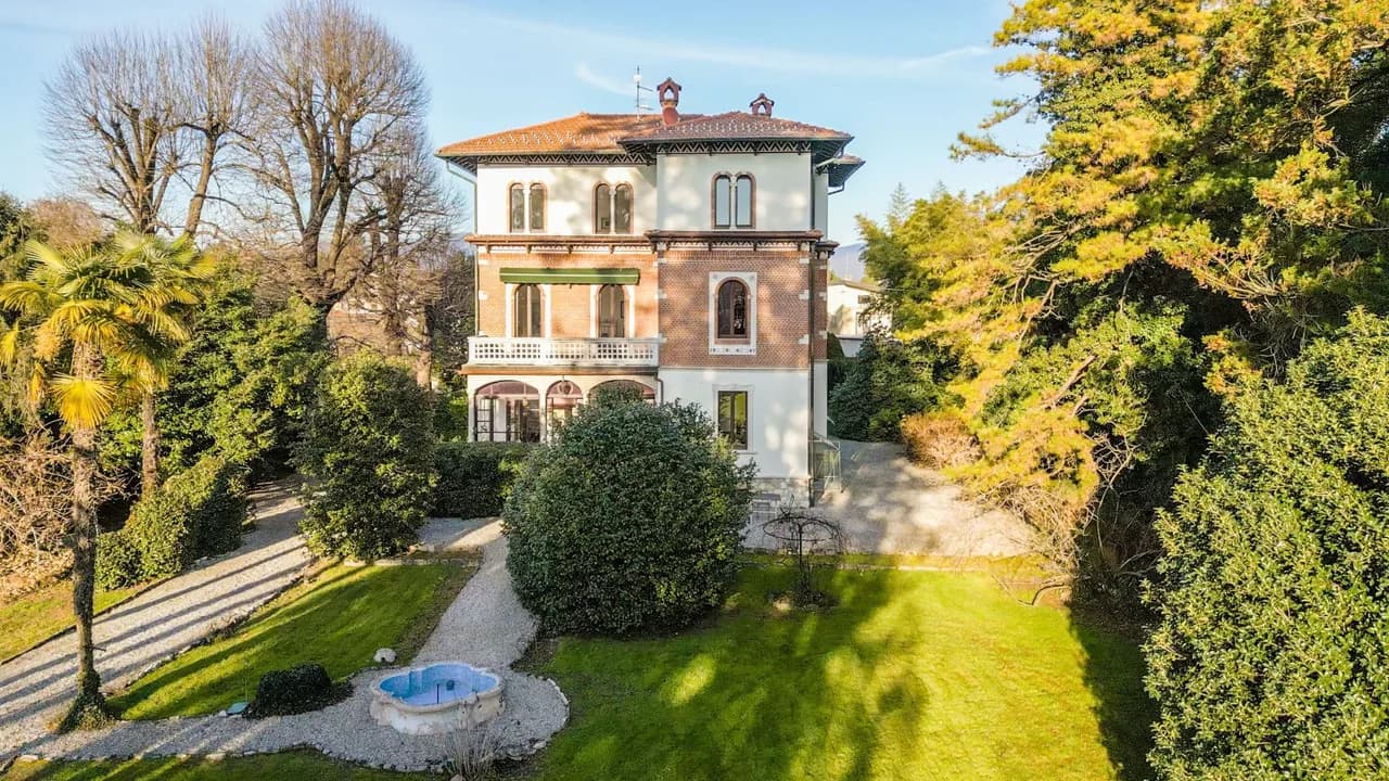 Exclusive Residence With Grand Architecture