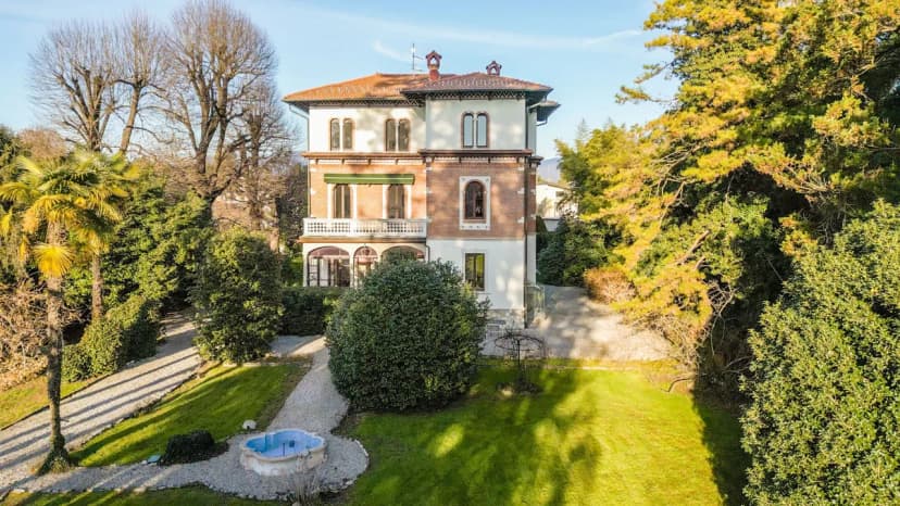 Exclusive Residence With Grand Architecture