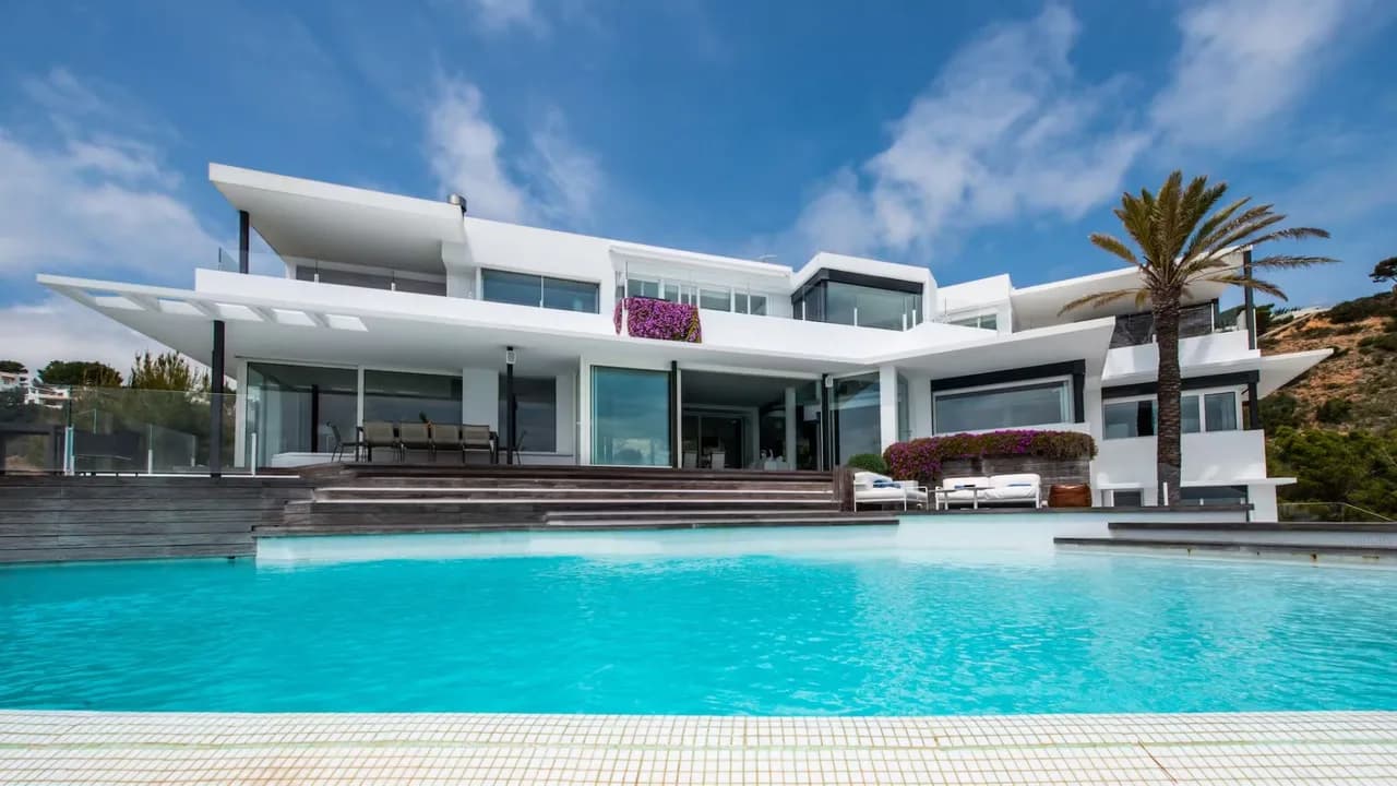 Elegant Villa With Poolside Sea Views