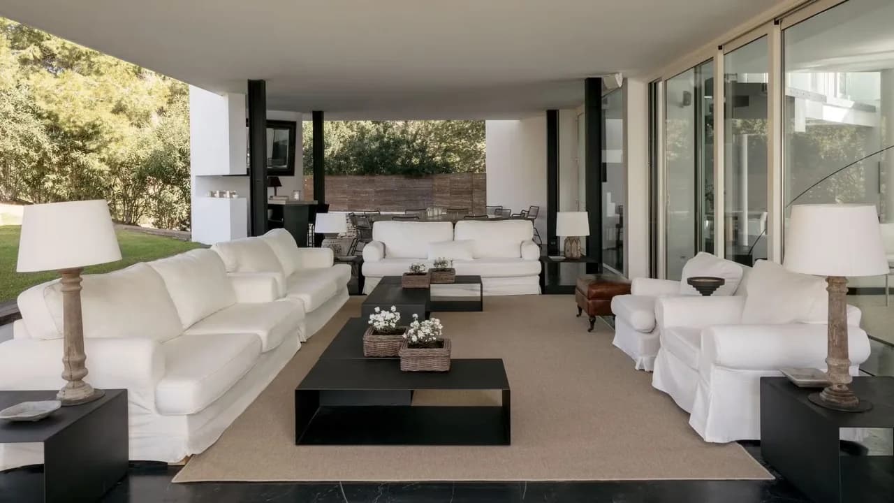 Elegant Villa With Poolside Sea Views photo 2