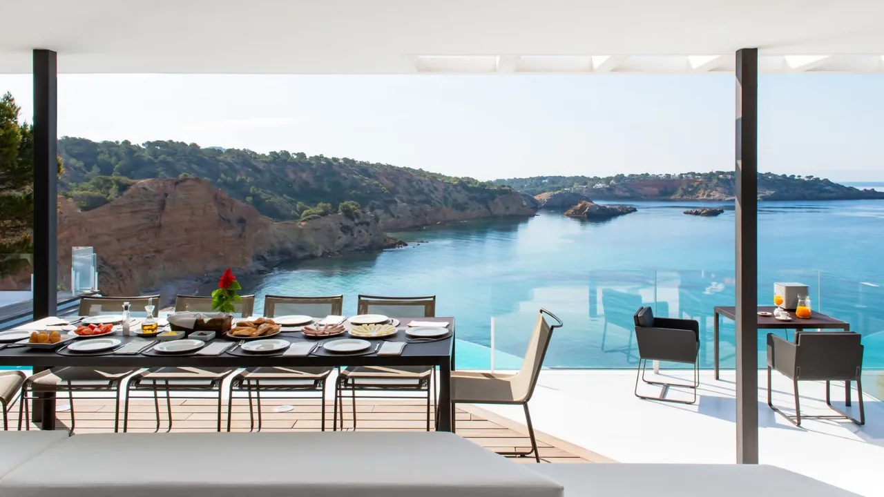 Elegant Villa With Poolside Sea Views photo 4