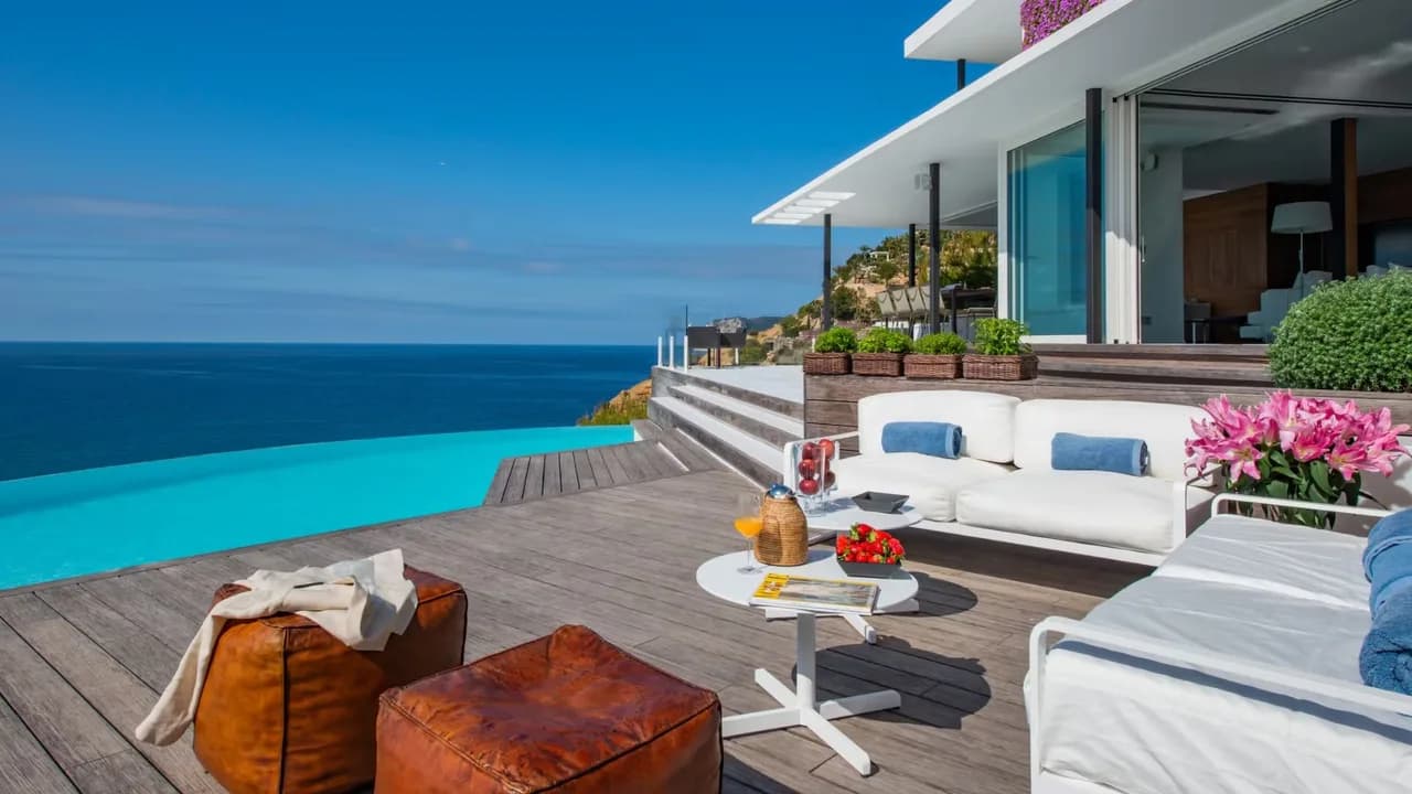 Elegant Villa With Poolside Sea Views photo 5