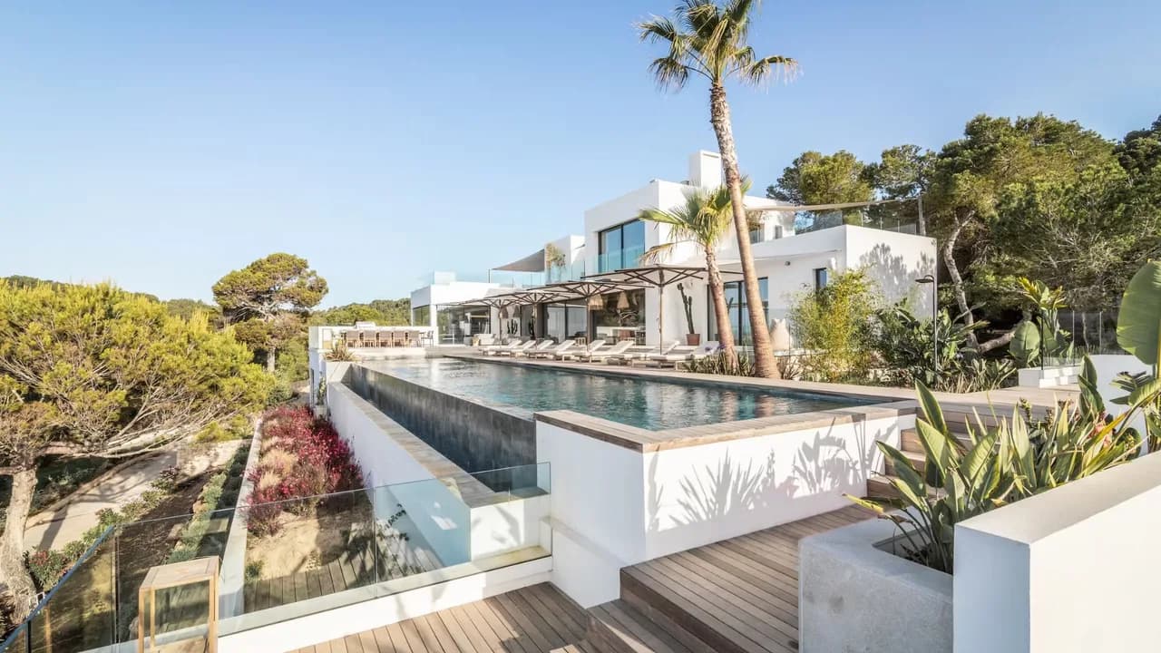 Luxurious Seafront Villa With Infinity Pool