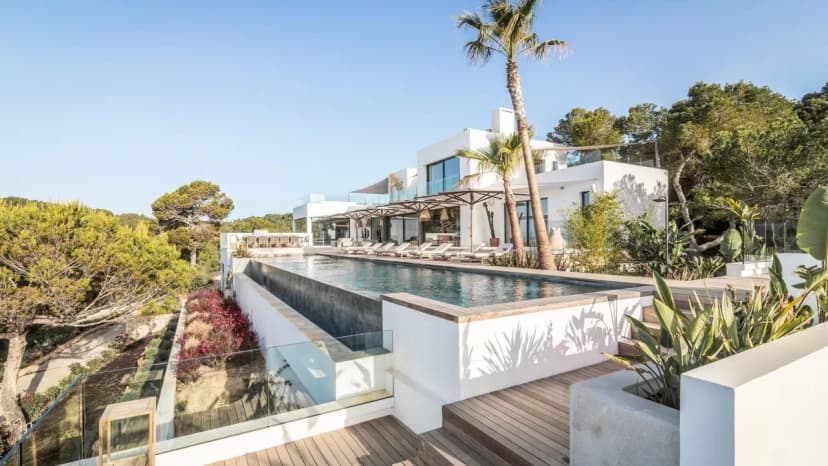 Luxurious Seafront Villa With Infinity Pool
