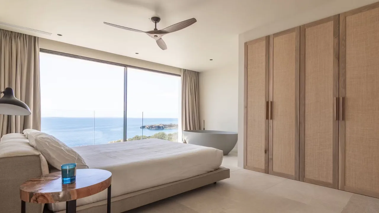 Luxurious Seafront Villa With Infinity Pool photo 3