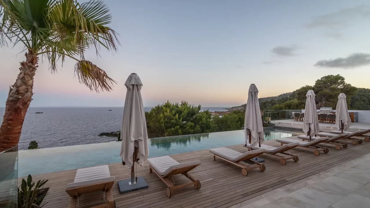 Luxurious Seafront Villa With Infinity Pool photo 4