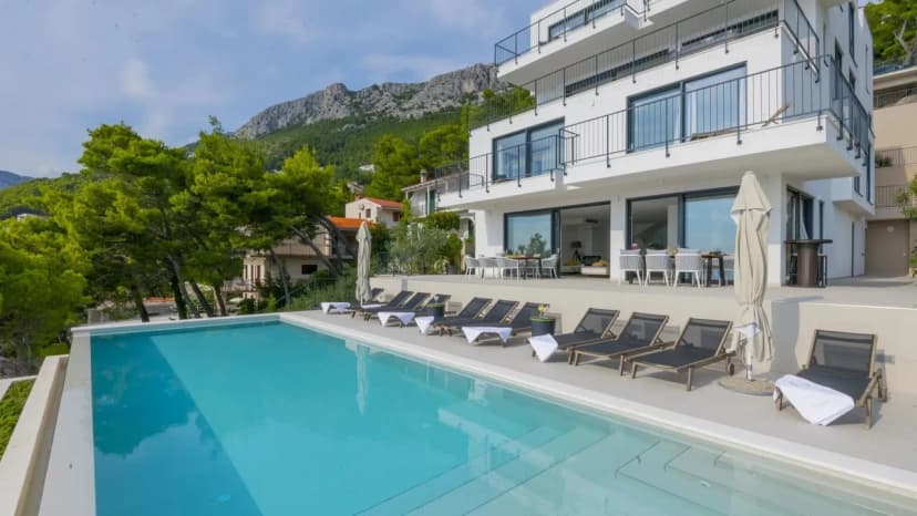 Idyllic Adriatic Retreat With Jacuzzi